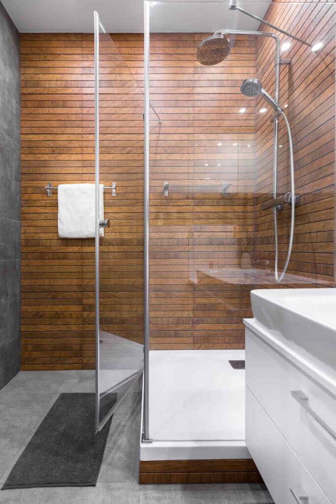 Modern-bathroom-with-wall-wood